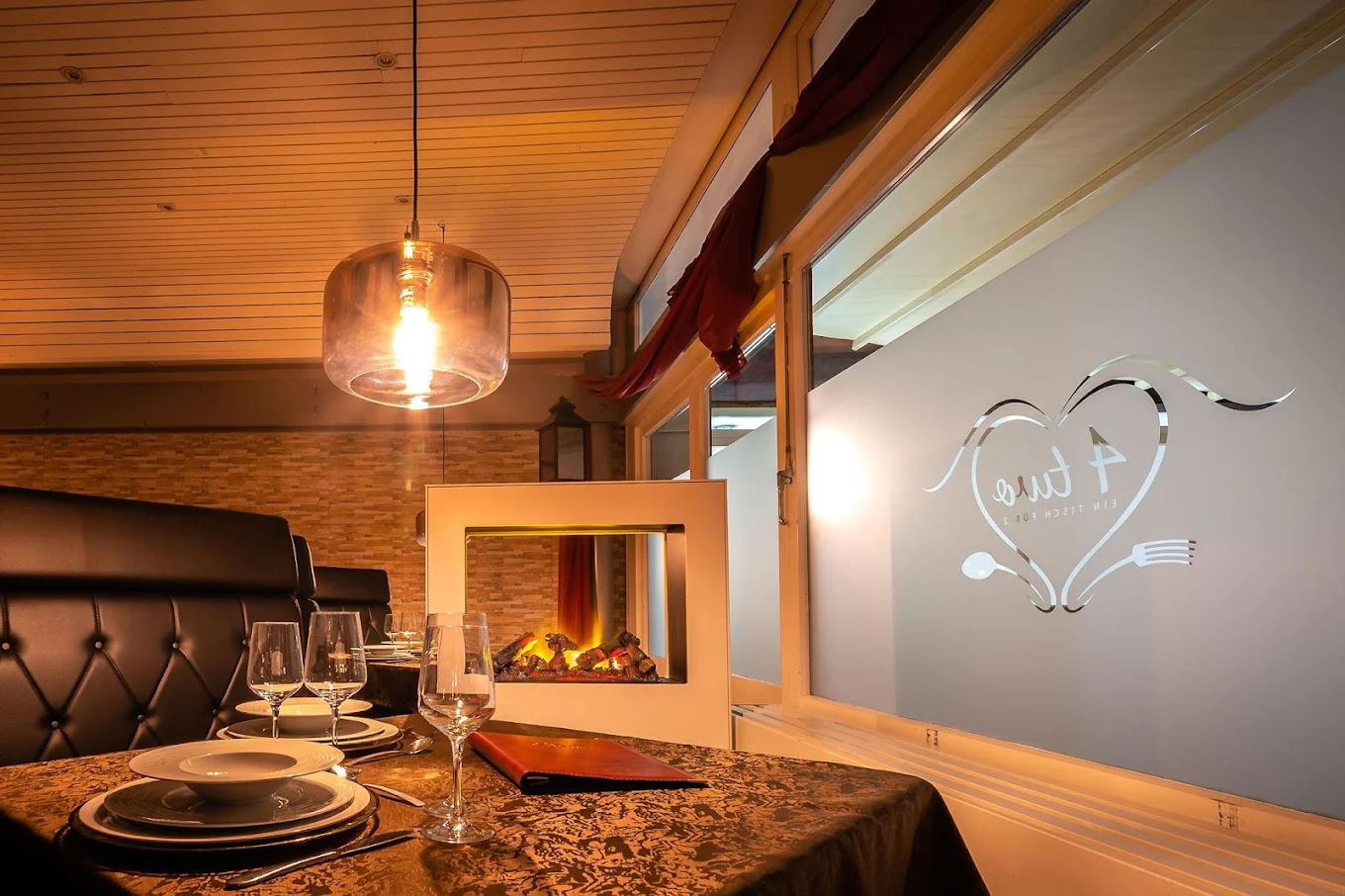 4Two Dating Dinner Bern – eleganter Raum mit romantischem Licht