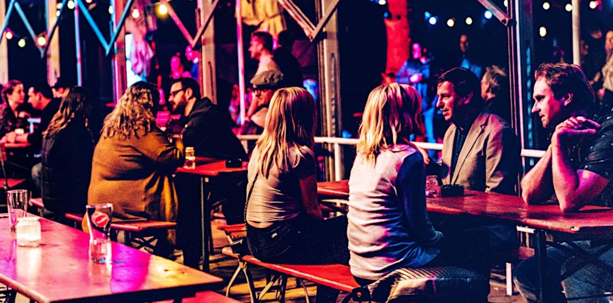 Speed Dating Bern – gemütliche Atmosphäre bei Kerzenlicht und Drinks