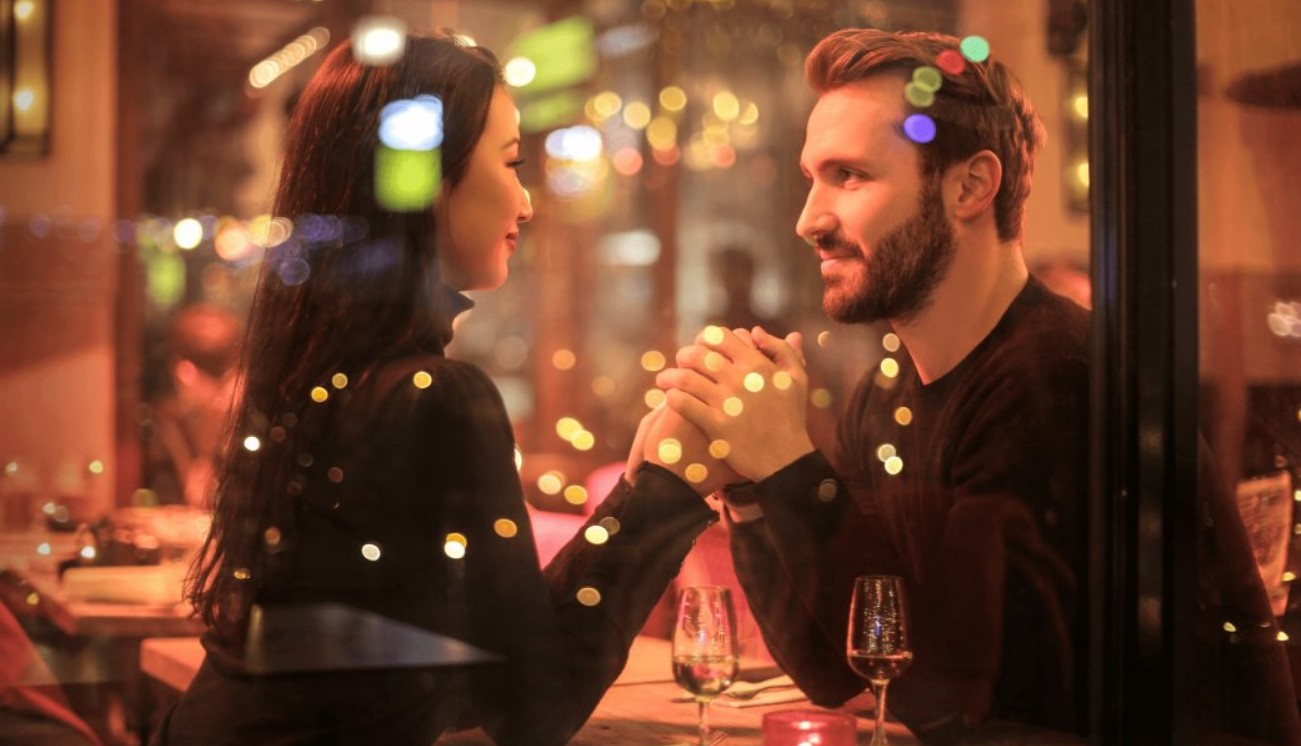 Speed Dating Bern – Singles sitzen sich gegenüber und unterhalten sich bei Drinks