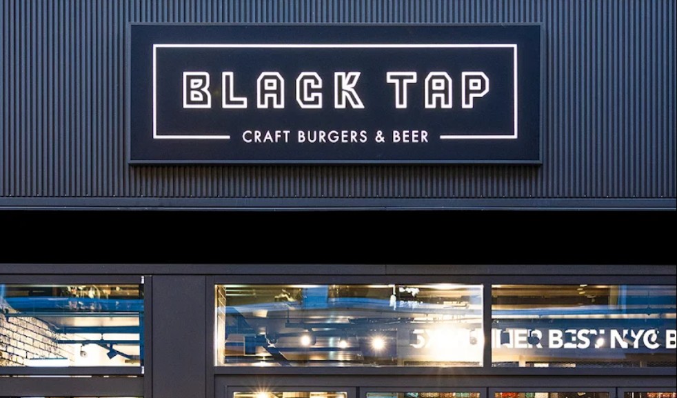 Black Tap Basel – Barbereich mit Gästen bei Drinks und Gesprächen