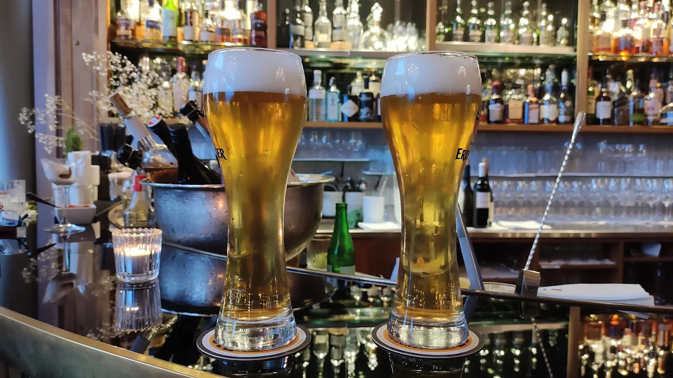 Louis Bar Luzern – Gäste geniessen den Abend mit Seeblick und Jazz