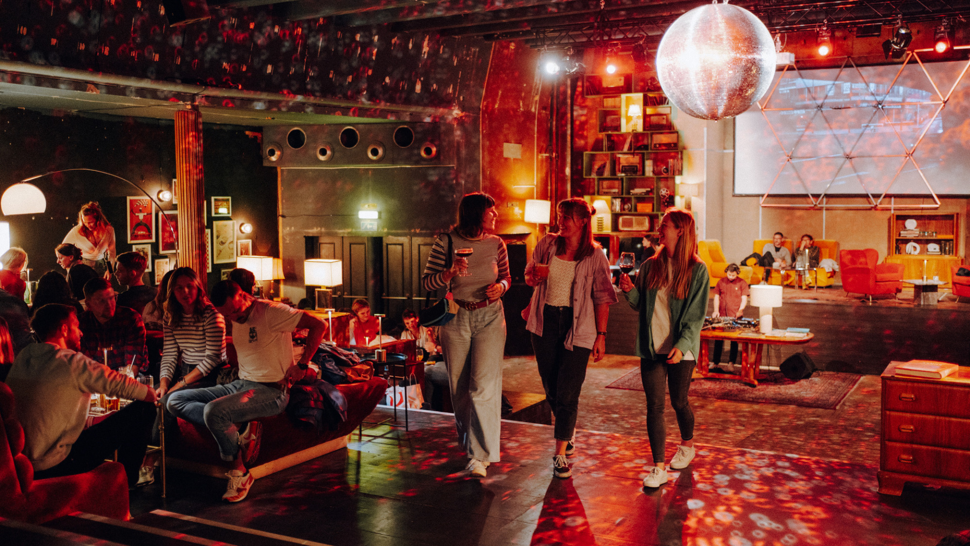 International Meetup Bern – entspannte Stimmung bei Kerzenlicht und Musik