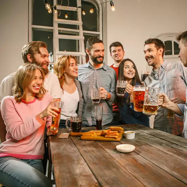Bern International Singles Meetup – internationale Gruppe in einer Bar in Bern