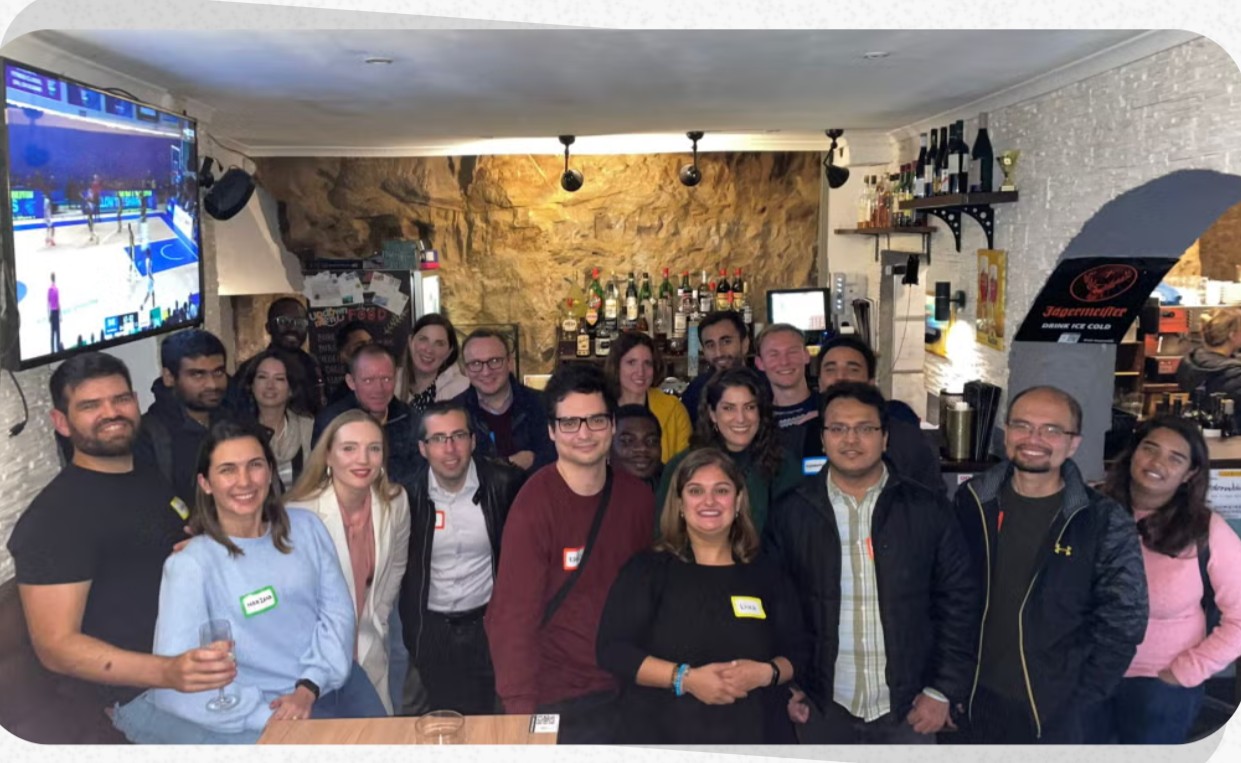 Zürich International Singles Meetup – Gruppe von Expats und Locals bei Drinks in Zürich