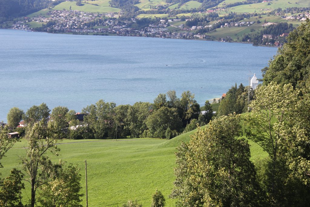 Blick über den Ägerisee bei Morgarten auf Unterägeri