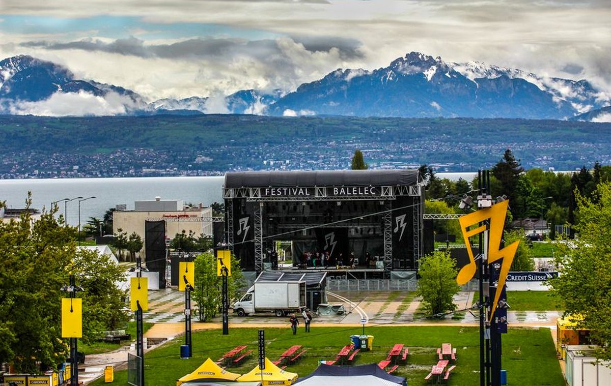 Scène extérieure du festival Balélec sur le campus de l'EPFL, avec le Léman et les Alpes en arrière-plan