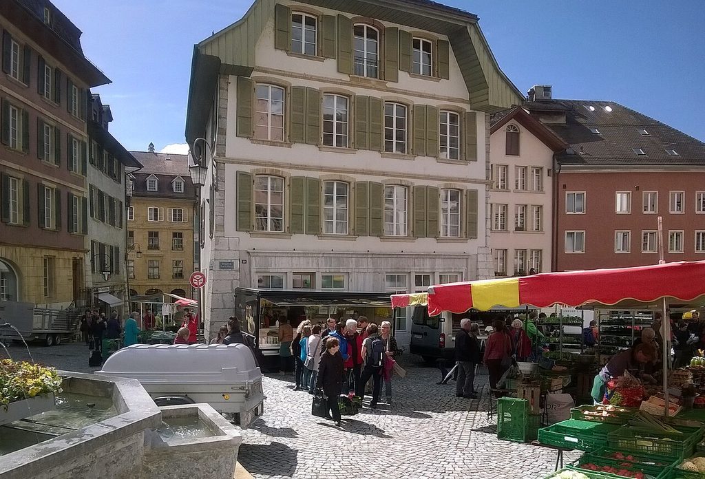Burgplatz in der Bieler Altstadt mit Markt und Brunnen