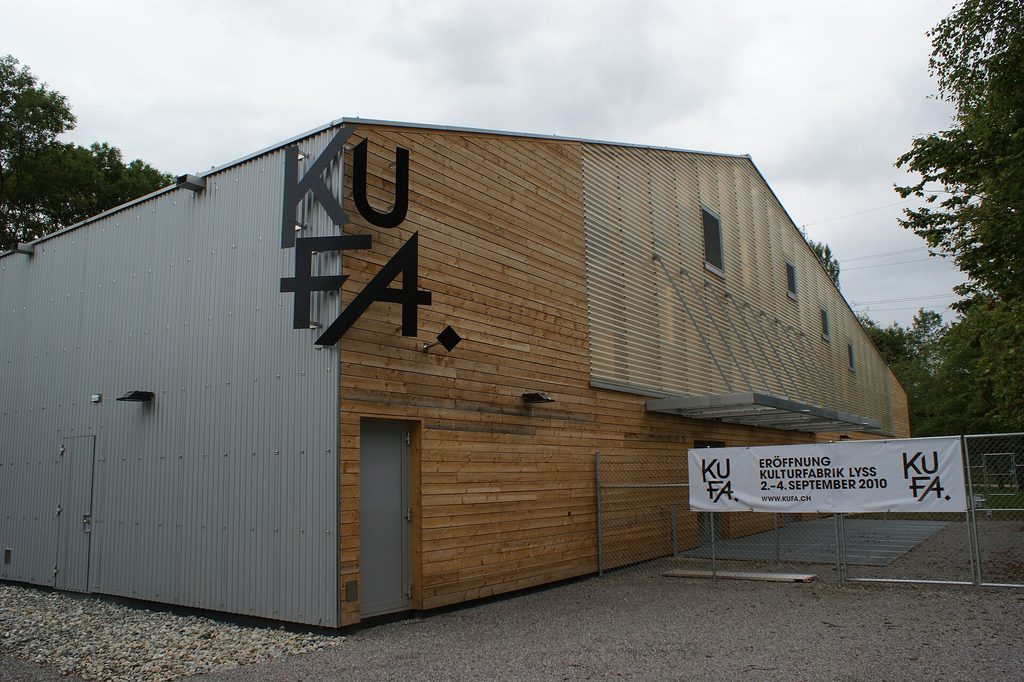 Gebäude der Kulturfabrik KUFA in Lyss mit Holzfassade