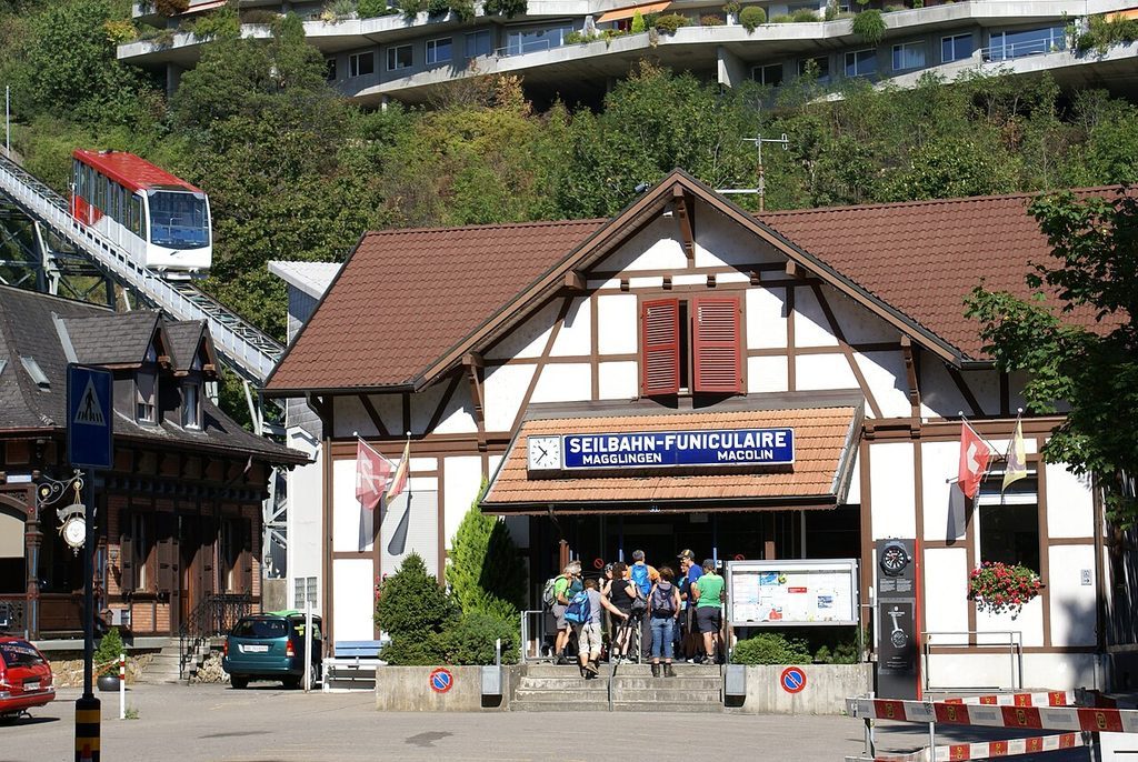 Talstation der Standseilbahn Biel-Magglingen mit Bahnwagen am Hang