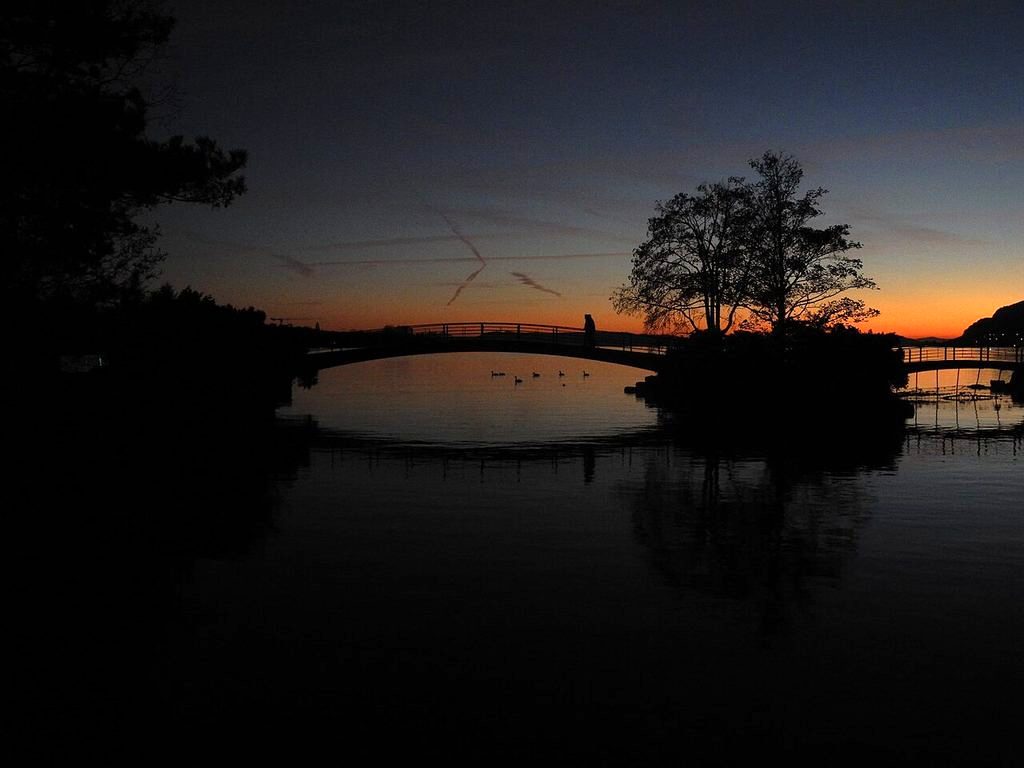 Sonnenuntergang am Bielersee beim Nicolas G. Hayek Park in Biel