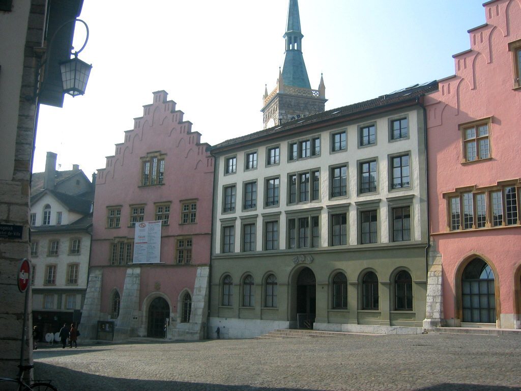 Stadttheater und Rathaus am Burgplatz in der Bieler Altstadt