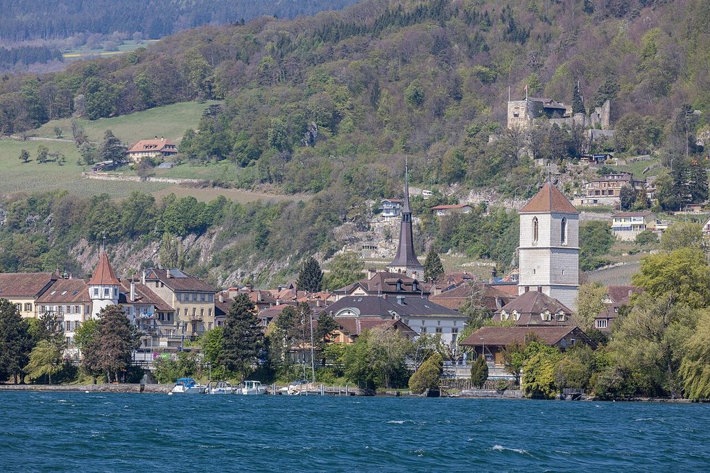 La Neuveville vue depuis le lac de Bienne, vieille ville et clochers au pied des vignes