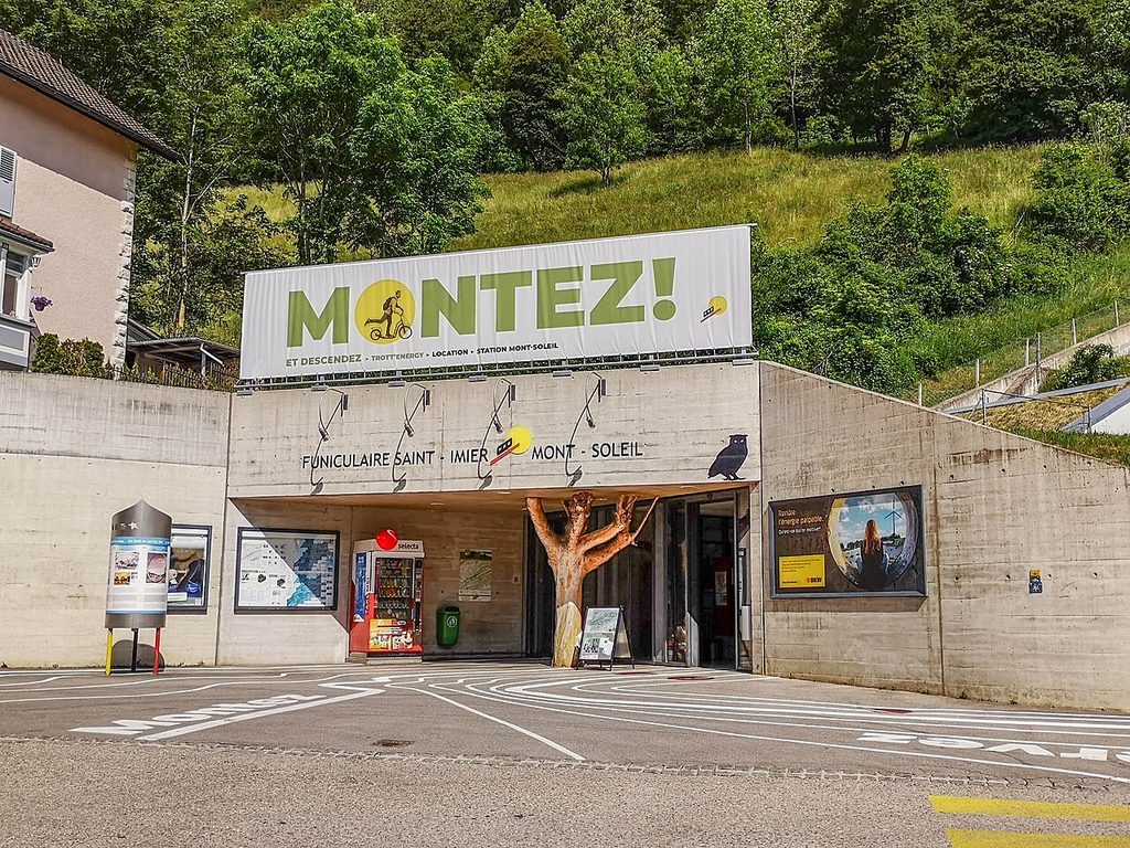 Station inférieure du funiculaire Saint-Imier Mont-Soleil avec sa grande bannière