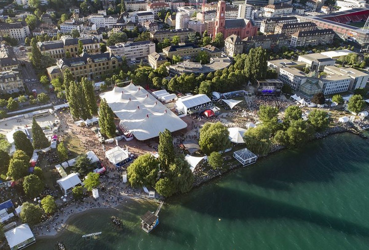 Vue aérienne de Festi'neuch sur les Jeunes-Rives au bord du lac de Neuchâtel