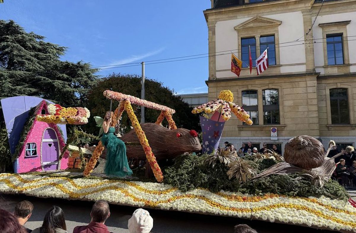 Char fleuri du corso de la Fête des Vendanges de Neuchâtel devant la foule