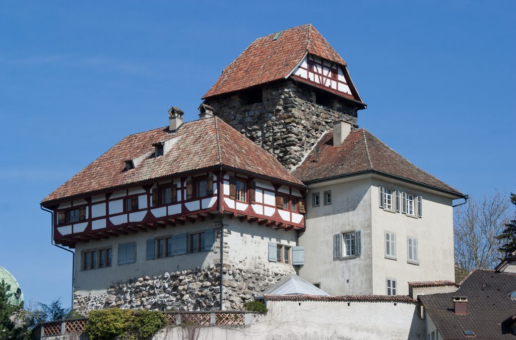 Schloss Frauenfeld mit Fachwerkaufbau über der Altstadt