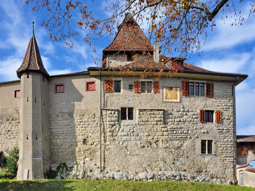 Schloss Kyburg mit Turm und Sonnenuhr im Herbst