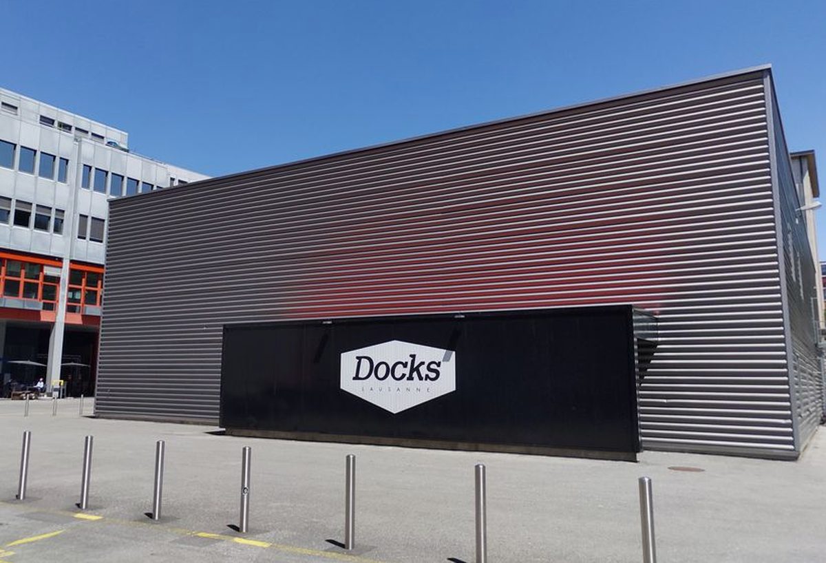 Façade en tôle ondulée et entrée de la salle de concerts Les Docks à Lausanne