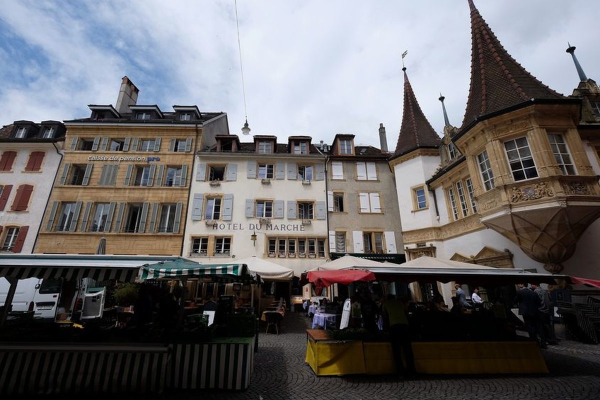 Étals du marché devant l'Hôtel du Marché et la Maison des Halles à Neuchâtel
