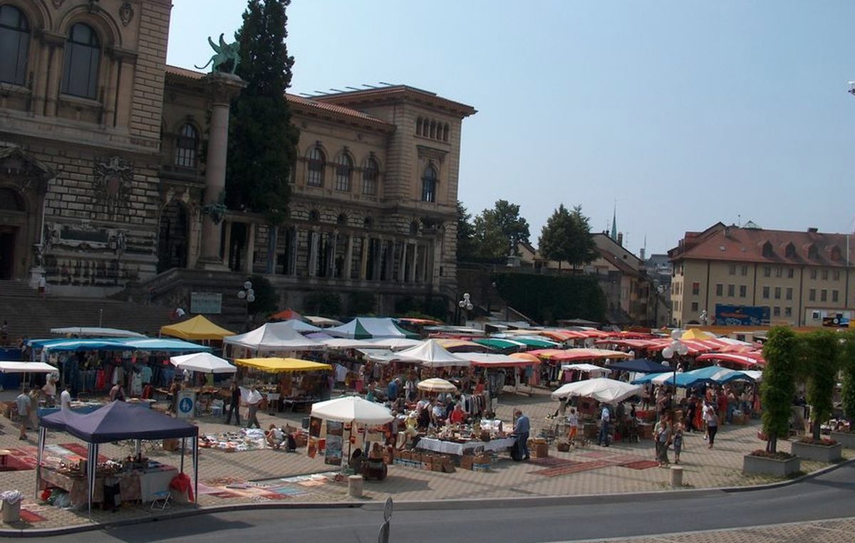 Stands du marché sur la place de la Riponne devant le Palais de Rumine à Lausanne