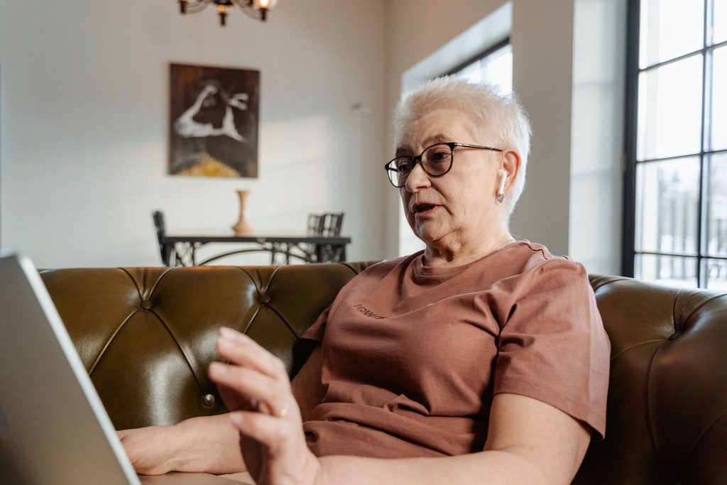 Seniorin führt einen Videoanruf am Tablet