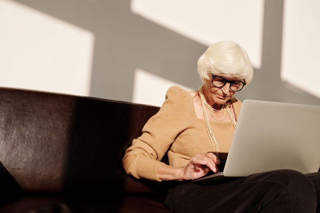 Frau sucht am Laptop online nach einem Partner