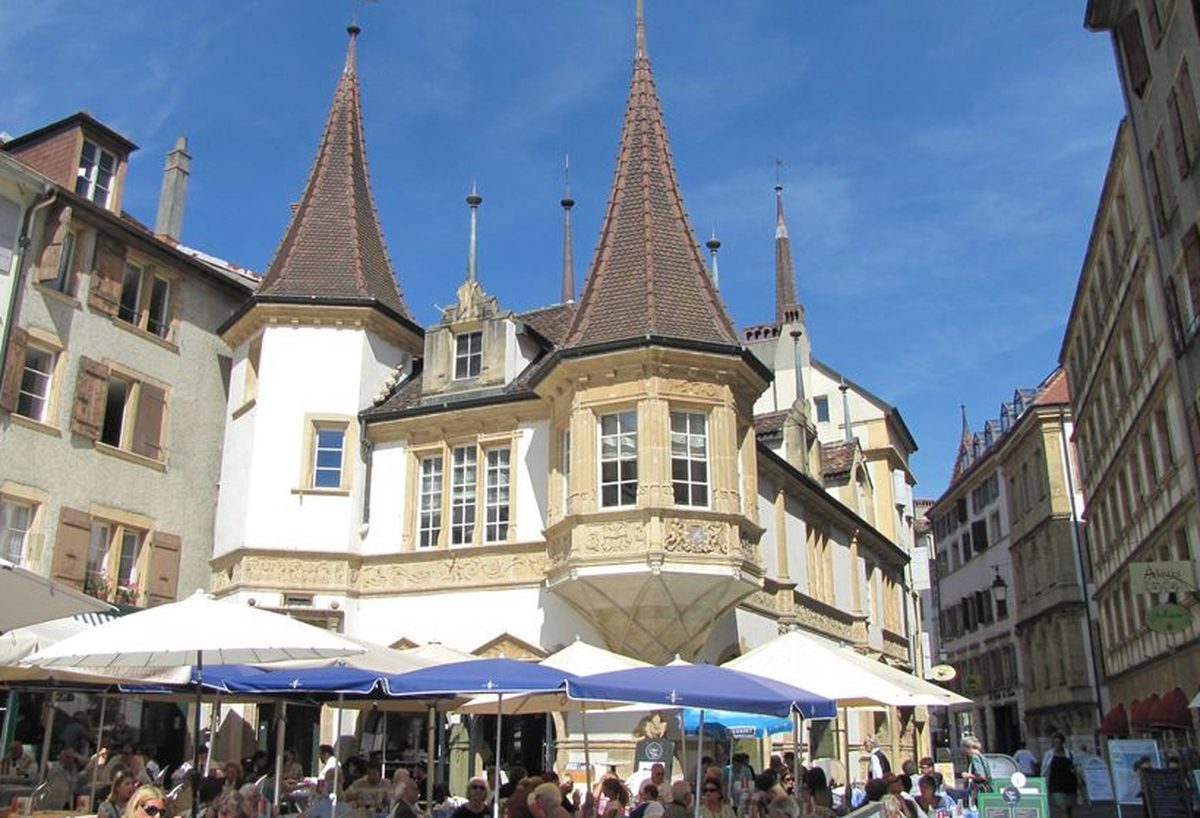 Terrasses sous les parasols devant la Maison des Halles à Neuchâtel
