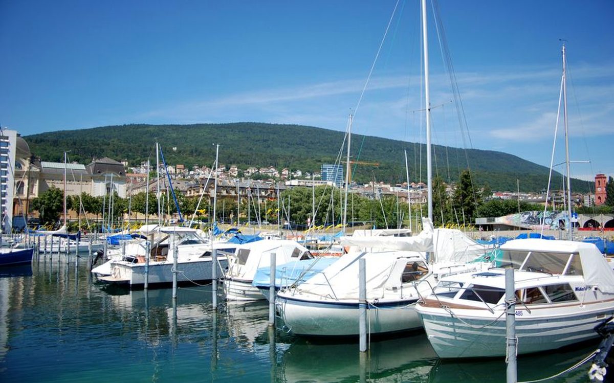 Voiliers amarrés dans le port de Neuchâtel avec la ville et Chaumont en arrière-plan