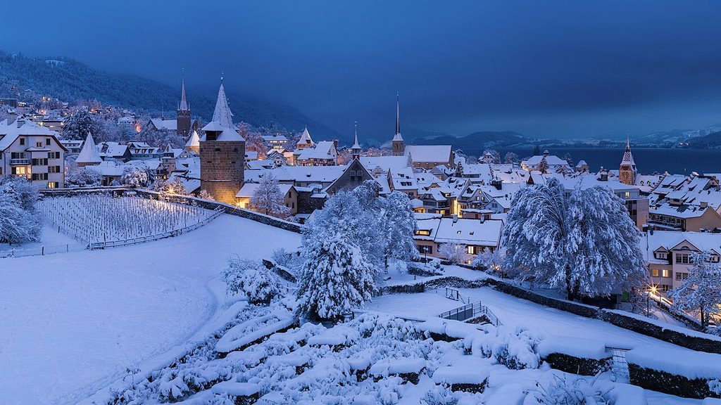 Verschneite Zuger Altstadt mit Zytturm, von der Guggiwiese aus gesehen