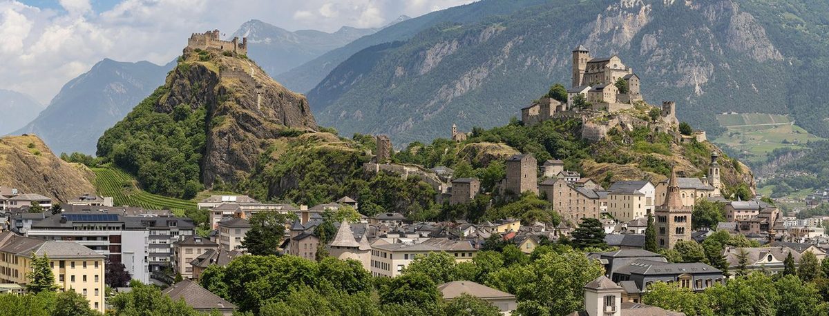Vue panoramique de Sion avec les châteaux de Valère et Tourbillon, les vignes et la vallée du Rhône