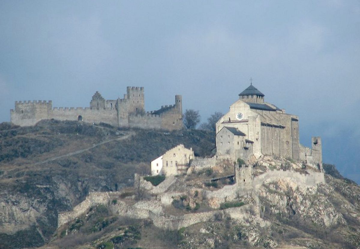 Basilique de Valère au premier plan et ruines du château de Tourbillon sur la colline voisine à Sion