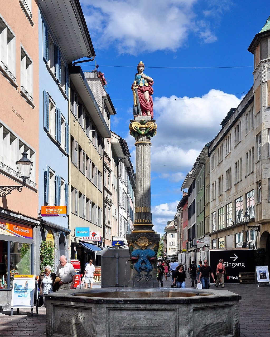 Marktgasse in der Winterthurer Altstadt mit Brunnen und Altstadthäusern