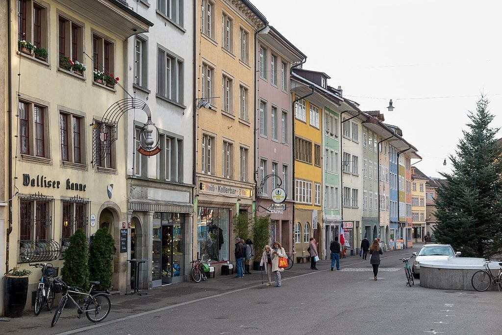 Steinberggasse in Winterthur mit farbigen Altstadthäusern und Wirtshausschildern
