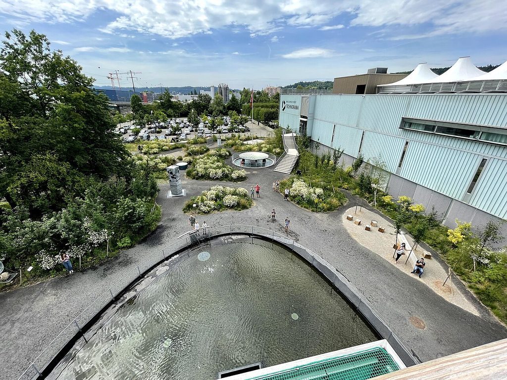 Aussenbereich des Technorama in Winterthur mit Wasserbecken und Gärten