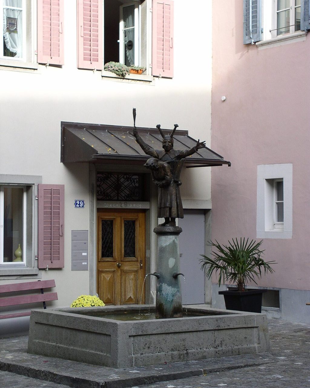 Greth-Schell-Brunnen in einer Gasse der Zuger Altstadt