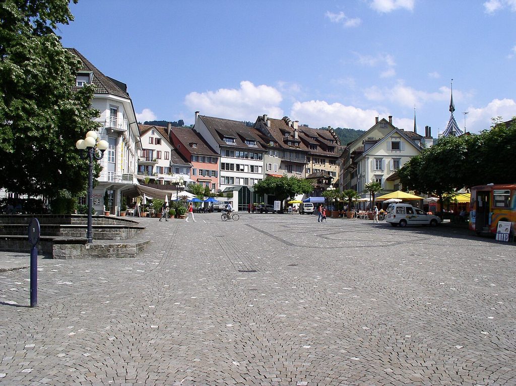 Landsgemeindeplatz in Zug mit Restaurantterrassen und Altstadthäusern