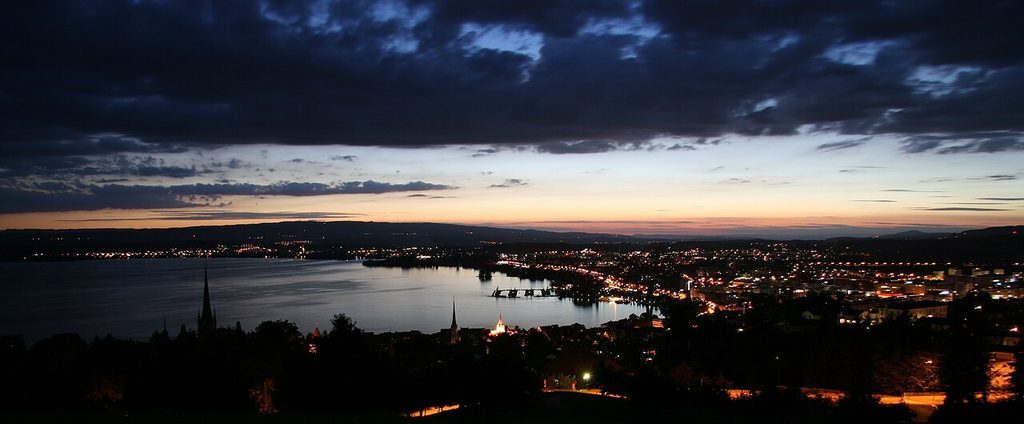 Abendstimmung über dem Zugersee mit den Lichtern der Stadt Zug
