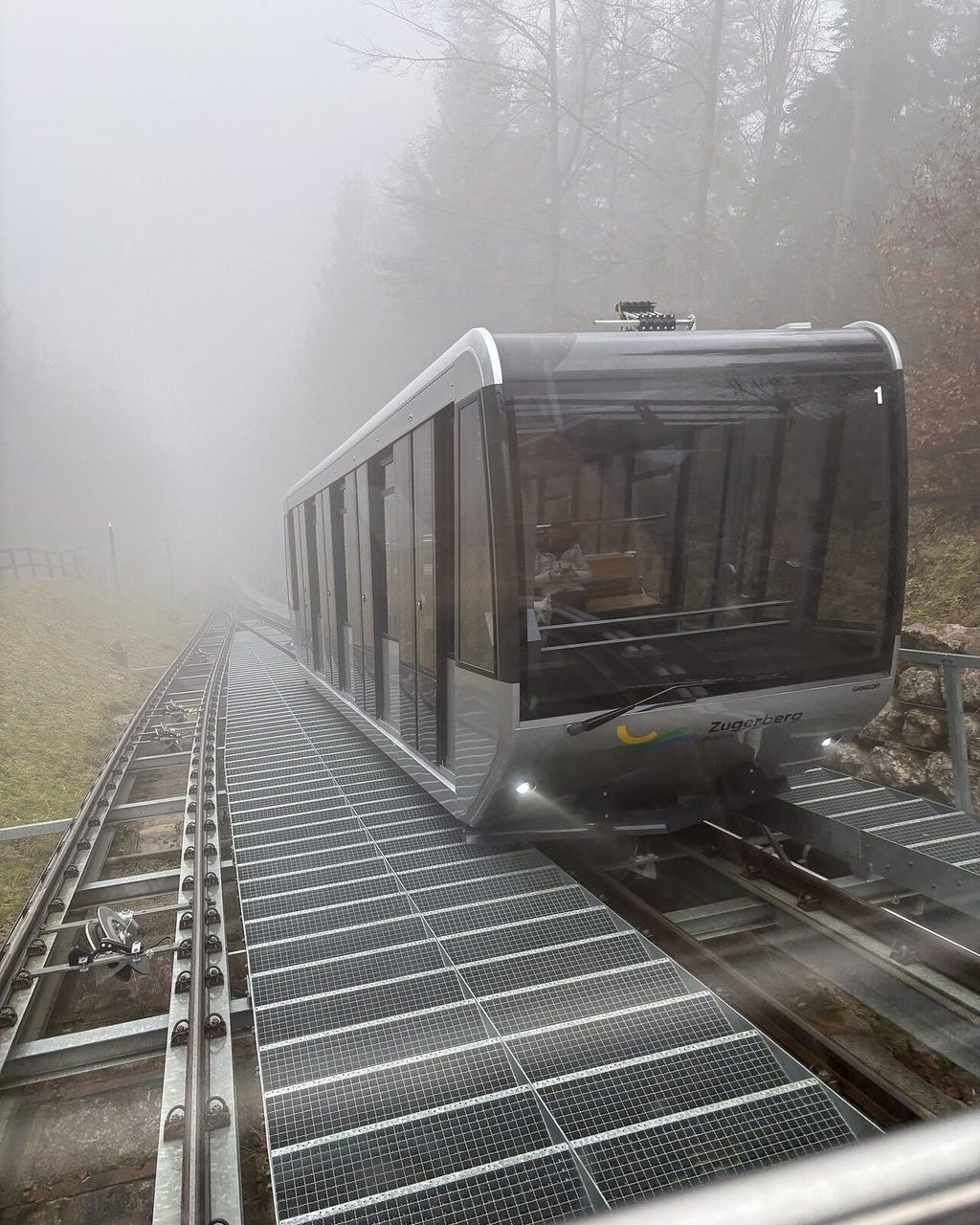 Wagen der Zugerberg Bahn auf der Strecke im Nebel